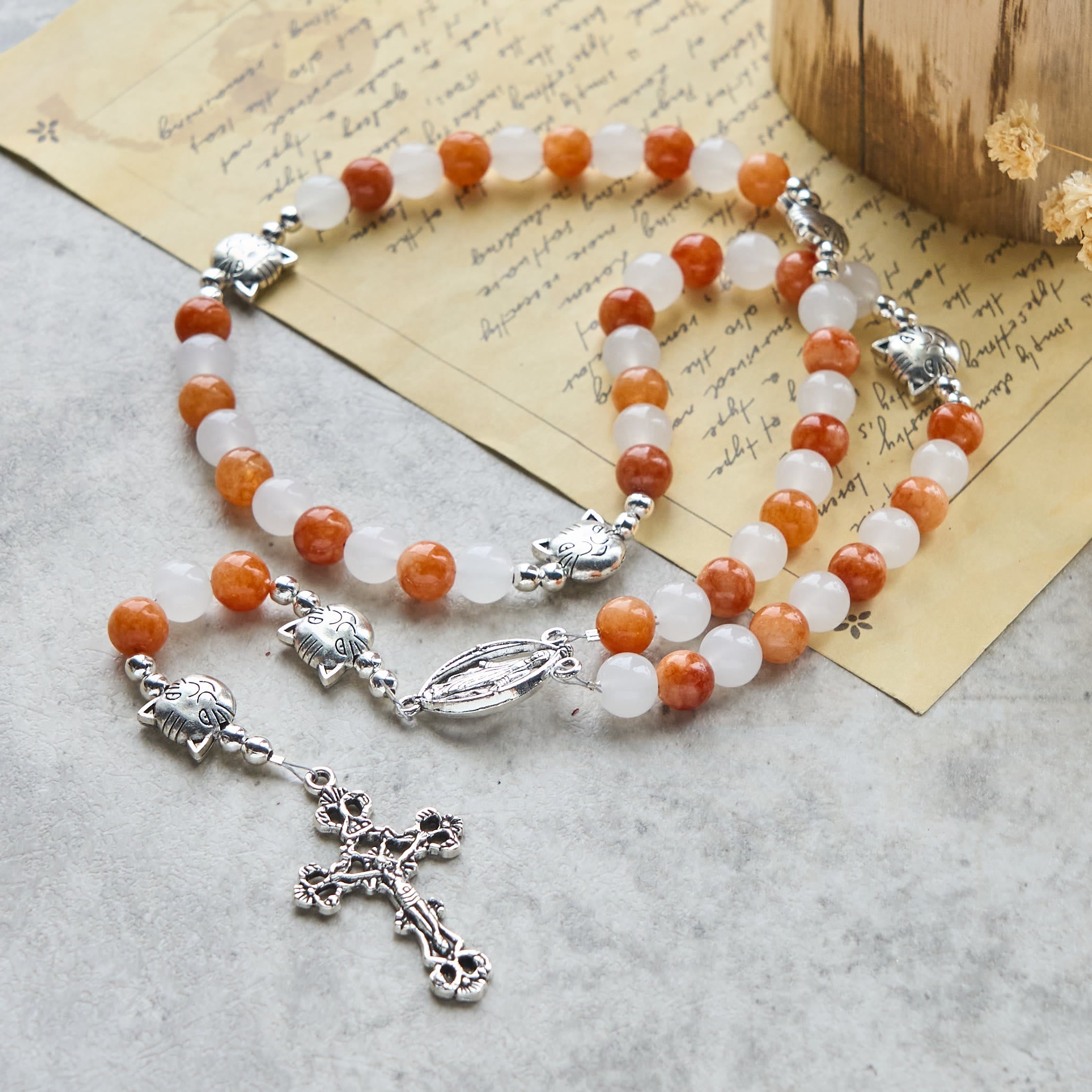 Pulsera de gato atigrado naranja, cuentas de cuarzo blanco y naranja con abalorios de acero inoxidable de cara de gato, rosario de animales