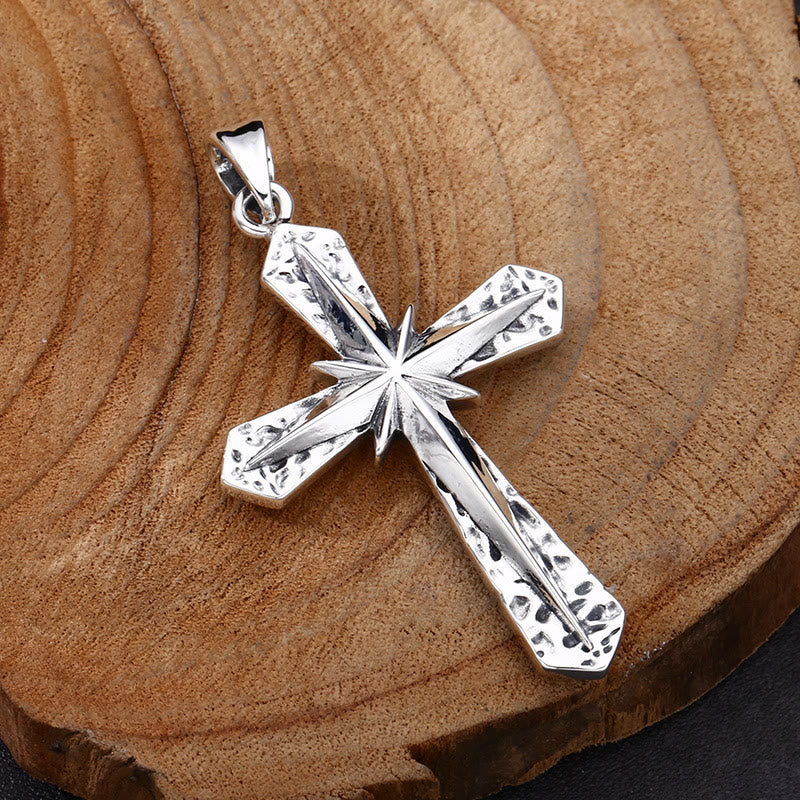 Clásico Collar de Cruz de Plata Fina Pulida: Un Emblema de Devoción Sutil pero Sagrado