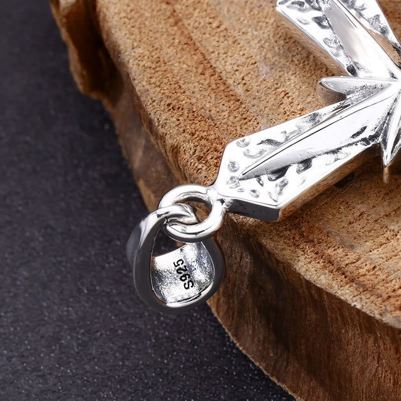 Clásico Collar de Cruz de Plata Fina Pulida: Un Emblema de Devoción Sutil pero Sagrado