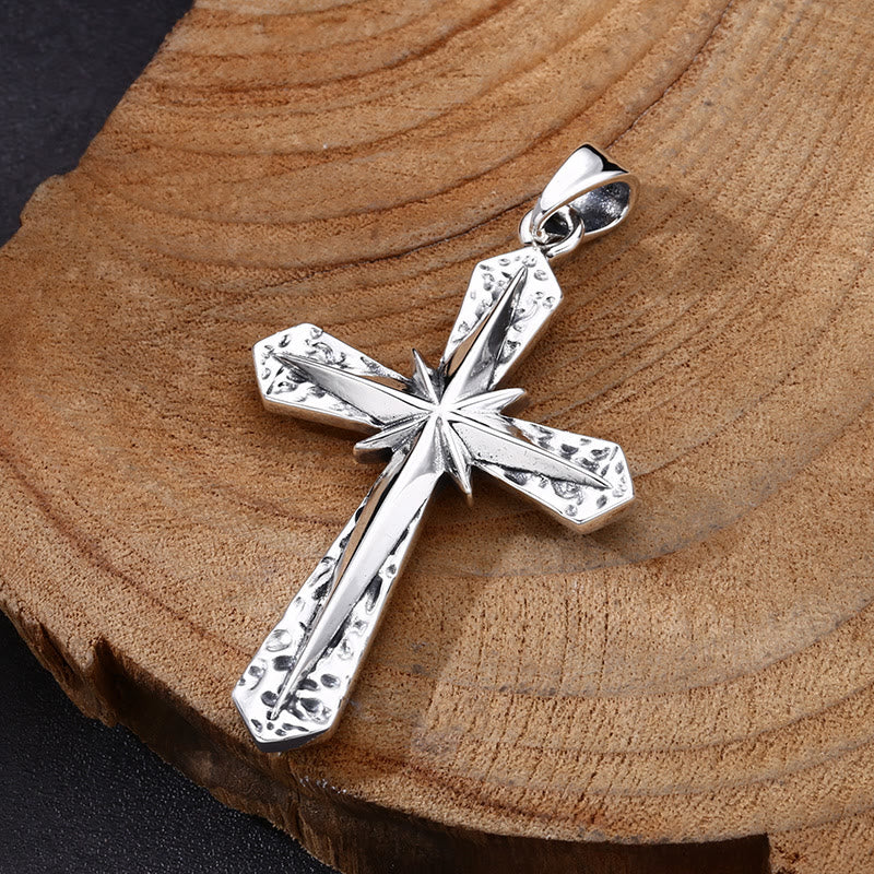 Clásico Collar de Cruz de Plata Fina Pulida: Un Emblema de Devoción Sutil pero Sagrado