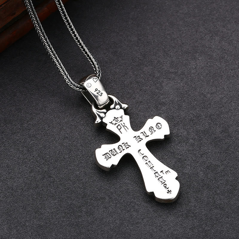 Clásico collar de cruz de plata de ley con deslumbrantes piedras: Un símbolo profundo de fe