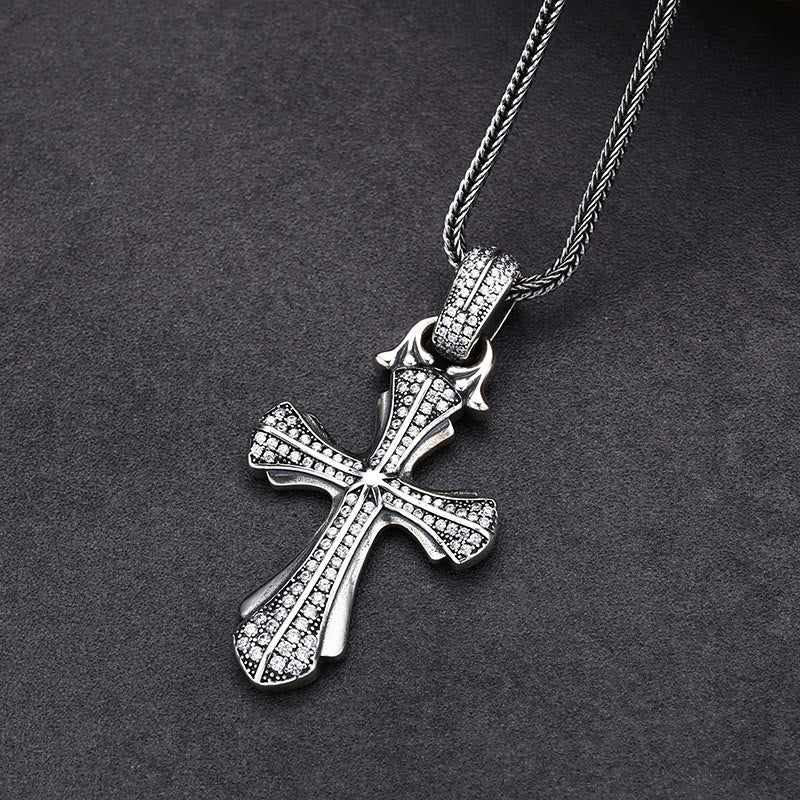 Clásico collar de cruz de plata de ley con deslumbrantes piedras: Un símbolo profundo de fe