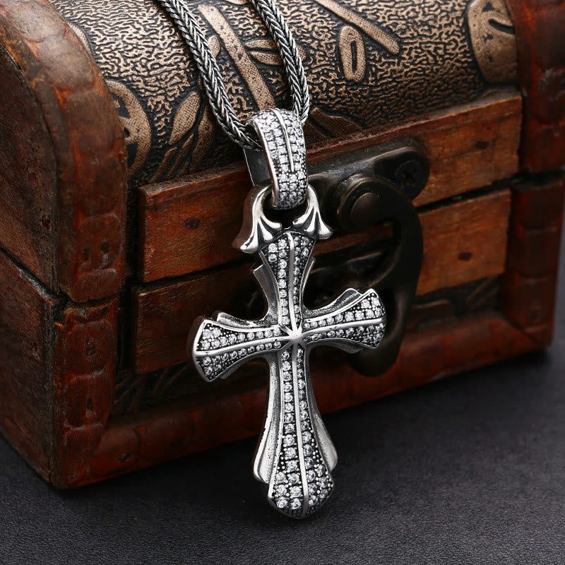 Clásico collar de cruz de plata de ley con deslumbrantes piedras: Un símbolo profundo de fe