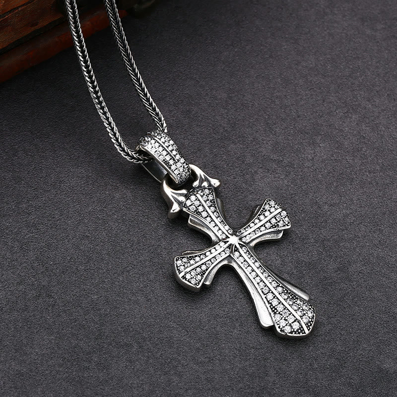 Clásico collar de cruz de plata de ley con deslumbrantes piedras: Un símbolo profundo de fe