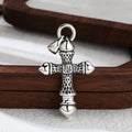 Colgante de cruz de plata con textura artística: una fusión única de arte y fe