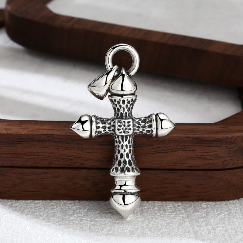 Colgante de cruz de plata con textura artística: una fusión única de arte y fe