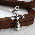 Colgante de cruz de plata con textura artística: una fusión única de arte y fe