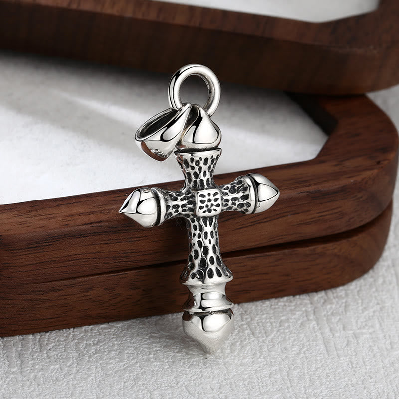Colgante de cruz de plata con textura artística: una fusión única de arte y fe