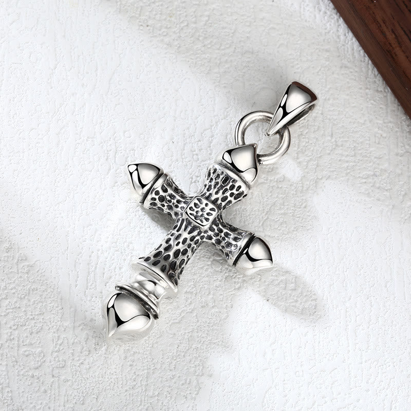 Colgante de cruz de plata con textura artística: una fusión única de arte y fe