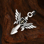 Colgante de Cruz Alada de Plata Artístico con Detalle de Escudo: Una Fusión Única de Arte y Creencia