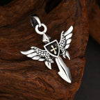Colgante de Cruz Alada de Plata Artístico con Detalle de Escudo: Una Fusión Única de Arte y Creencia