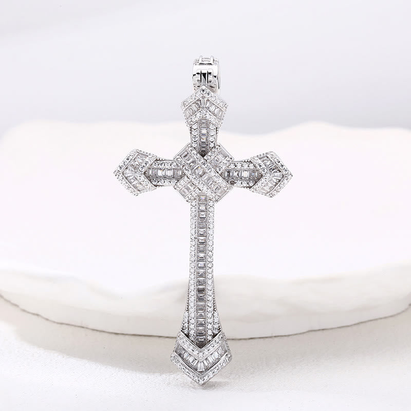 Colgante de cruz de plata con diamantes tachonados "Diamante Artístico": una fusión única de elegancia y creencia