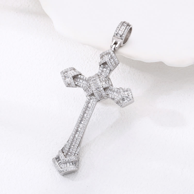 Colgante de cruz de plata con diamantes tachonados "Diamante Artístico": una fusión única de elegancia y creencia