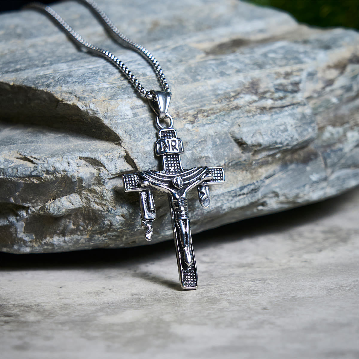 Collar de cruz INRI de plata de ley artístico: una mezcla única de arte y fe