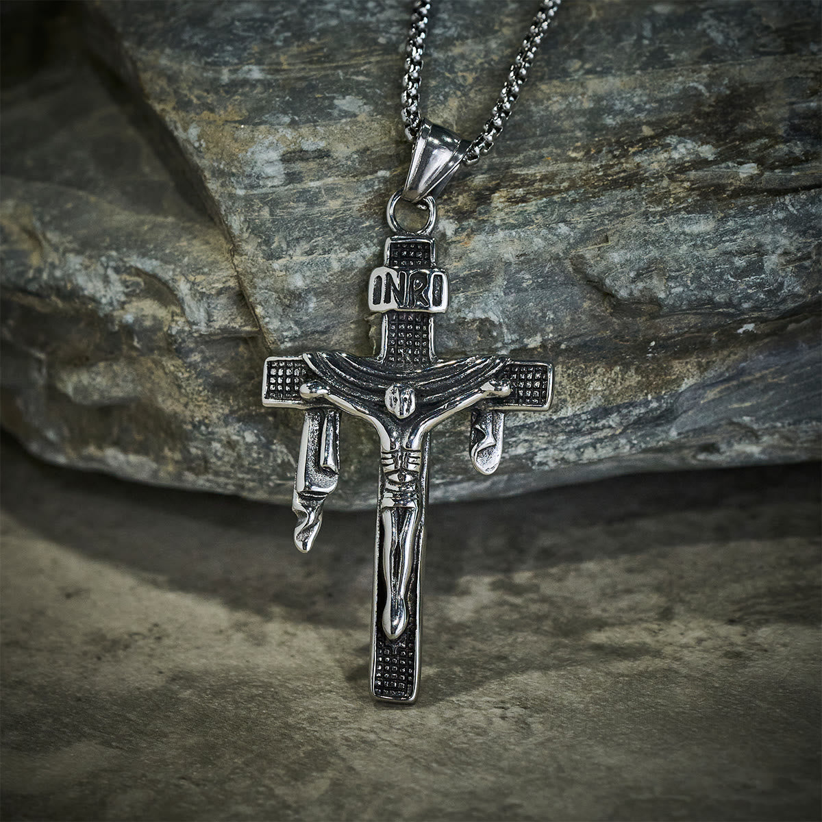 Collar de cruz INRI de plata de ley artístico: una mezcla única de arte y fe