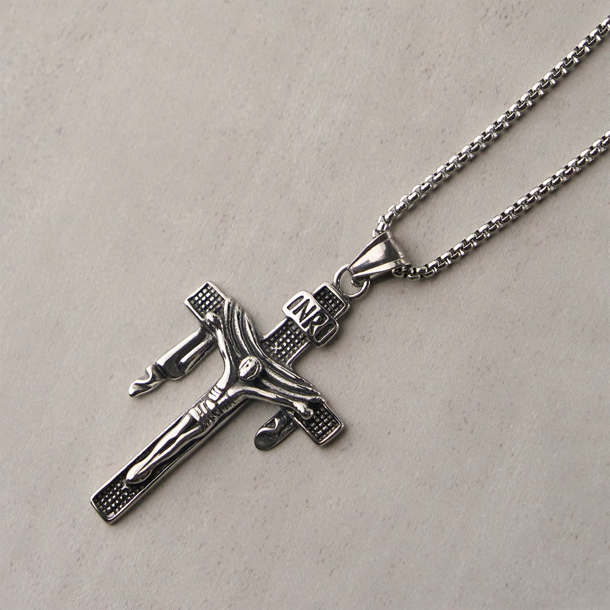 Collar de cruz INRI de plata de ley artístico: una mezcla única de arte y fe