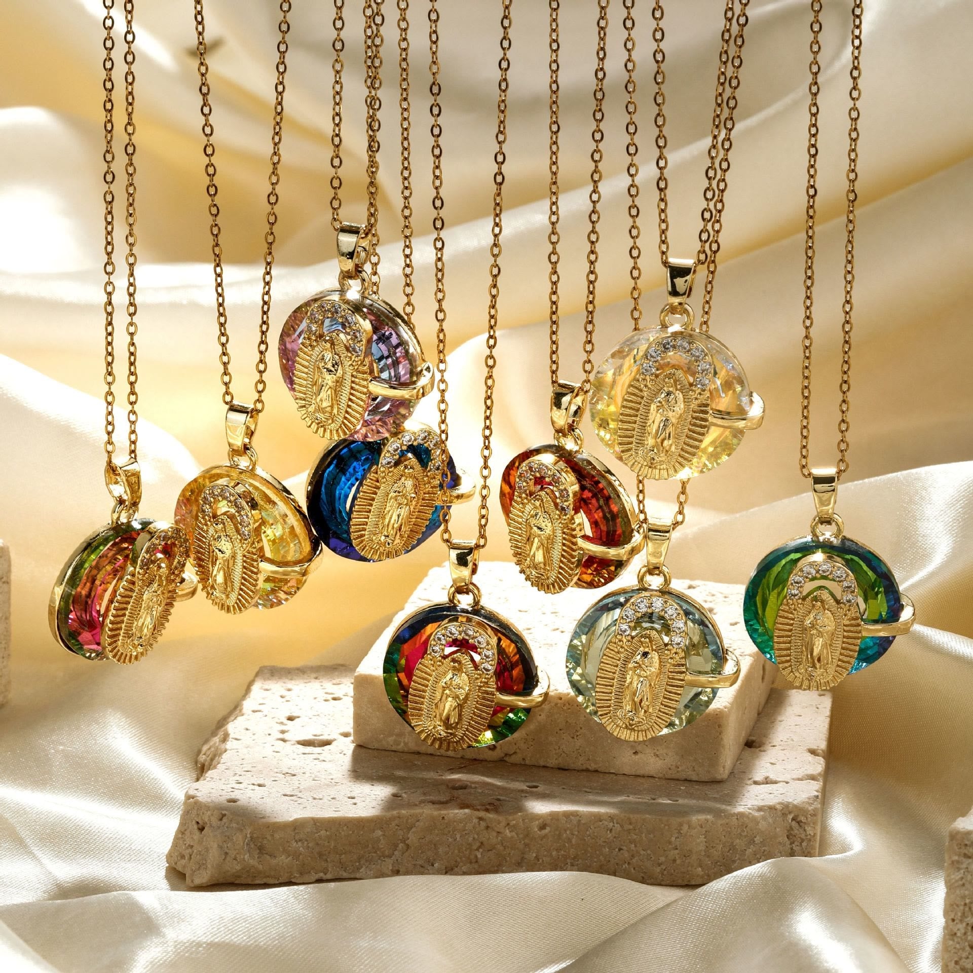 Collares de la Virgen de Cristal Multicolor: Joyería Artística Llena de Fe