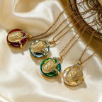 Collares de la Virgen de Cristal Multicolor: Joyería Artística Llena de Fe