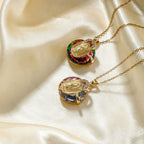Collares de la Virgen de Cristal Multicolor: Joyería Artística Llena de Fe