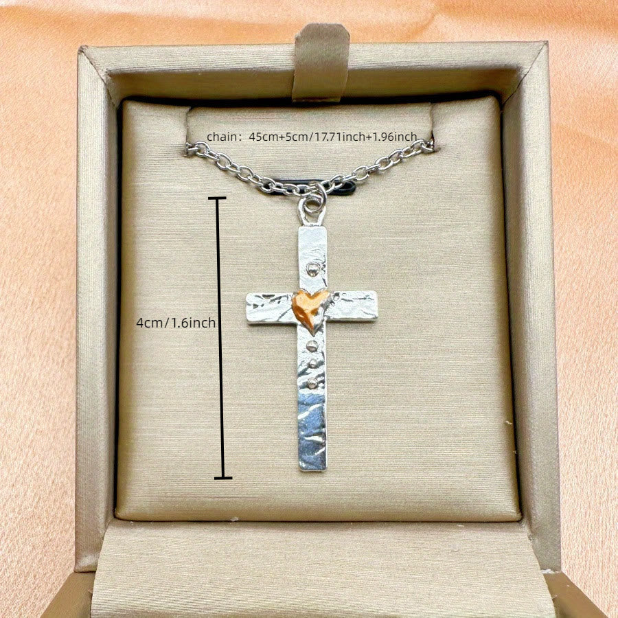 Collar con cruz de dos tonos: Fe y amor en un diseño artístico