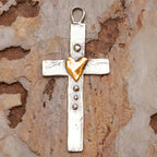Collar con cruz de dos tonos: Fe y amor en un diseño artístico