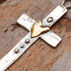 Collar con cruz de dos tonos: Fe y amor en un diseño artístico