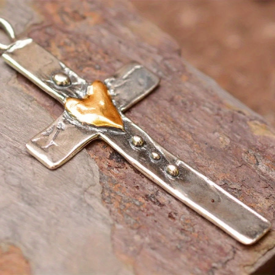 Collar con cruz de dos tonos: Fe y amor en un diseño artístico