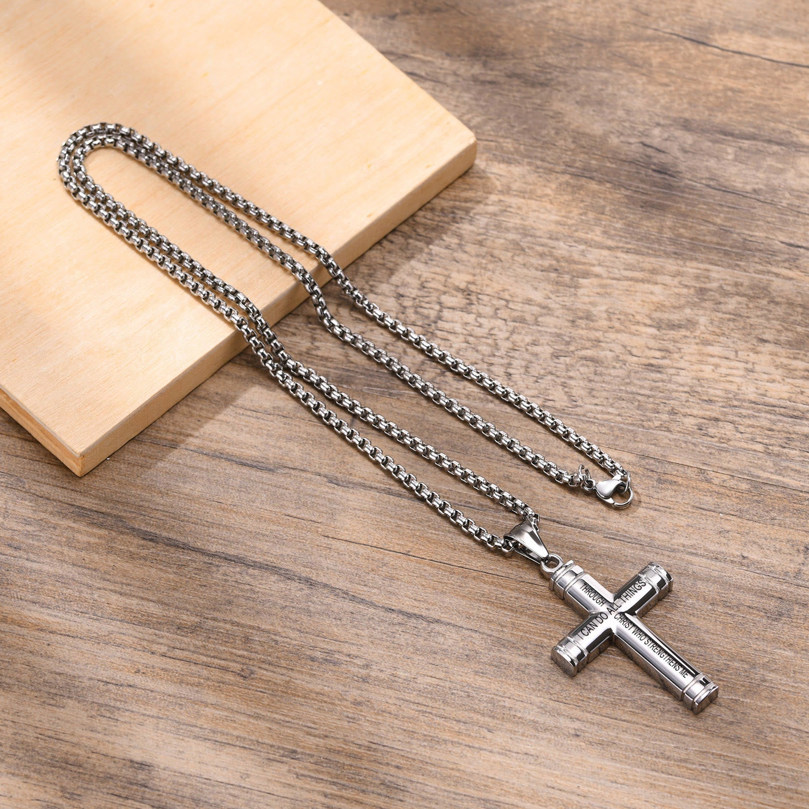 Collar Cruz Multicolores con Escritura: Joyería de Fe Personalizada