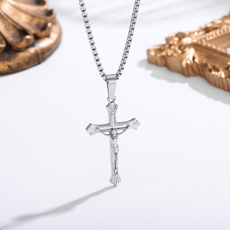 Collar con Crucifijo de Jesús Tricolor: Una Fusión de Fe y Tonos Elegantes