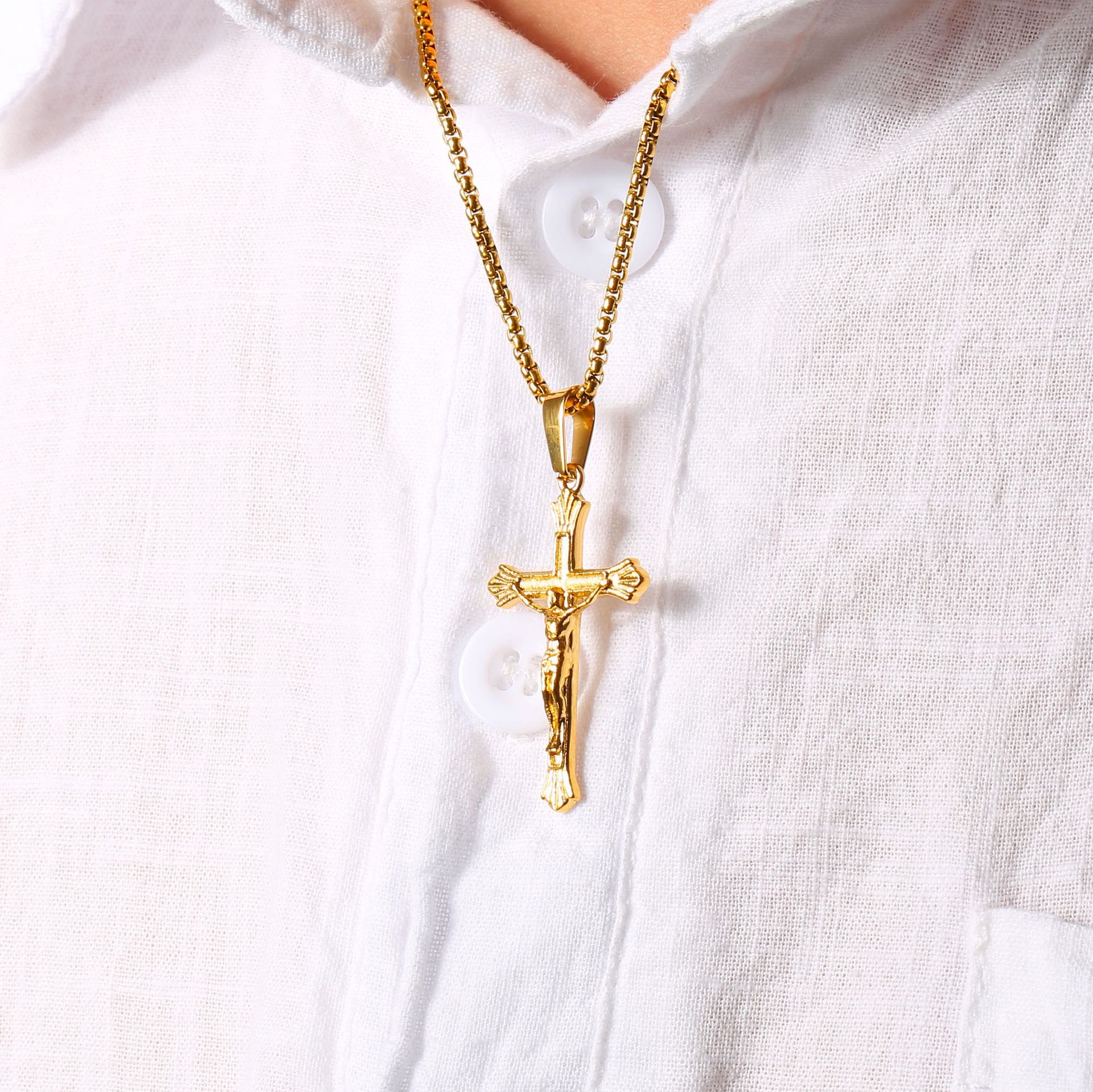 Collar con Crucifijo de Jesús Tricolor: Una Fusión de Fe y Tonos Elegantes
