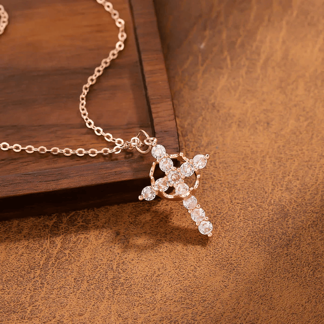 Collar y pendientes de cruz modernos "Crowned in Faith"