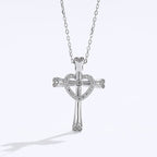 Collar de circonitas de plata 925 con cruz y corazón: la fe se une al amor con un brillo resplandeciente