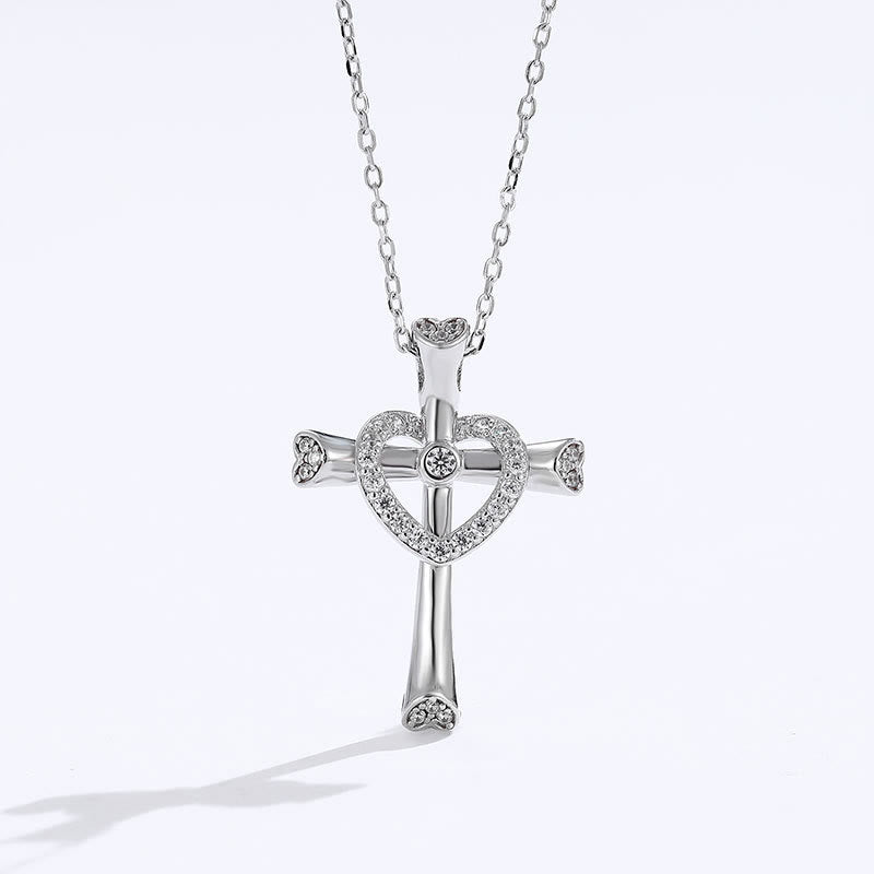Collar de circonitas de plata 925 con cruz y corazón: la fe se une al amor con un brillo resplandeciente