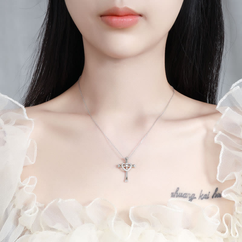 Collar de circonitas de plata 925 con cruz y corazón: la fe se une al amor con un brillo resplandeciente