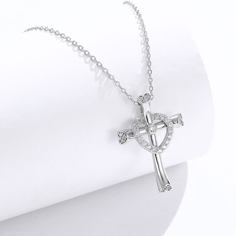 Collar de circonitas de plata 925 con cruz y corazón: la fe se une al amor con un brillo resplandeciente