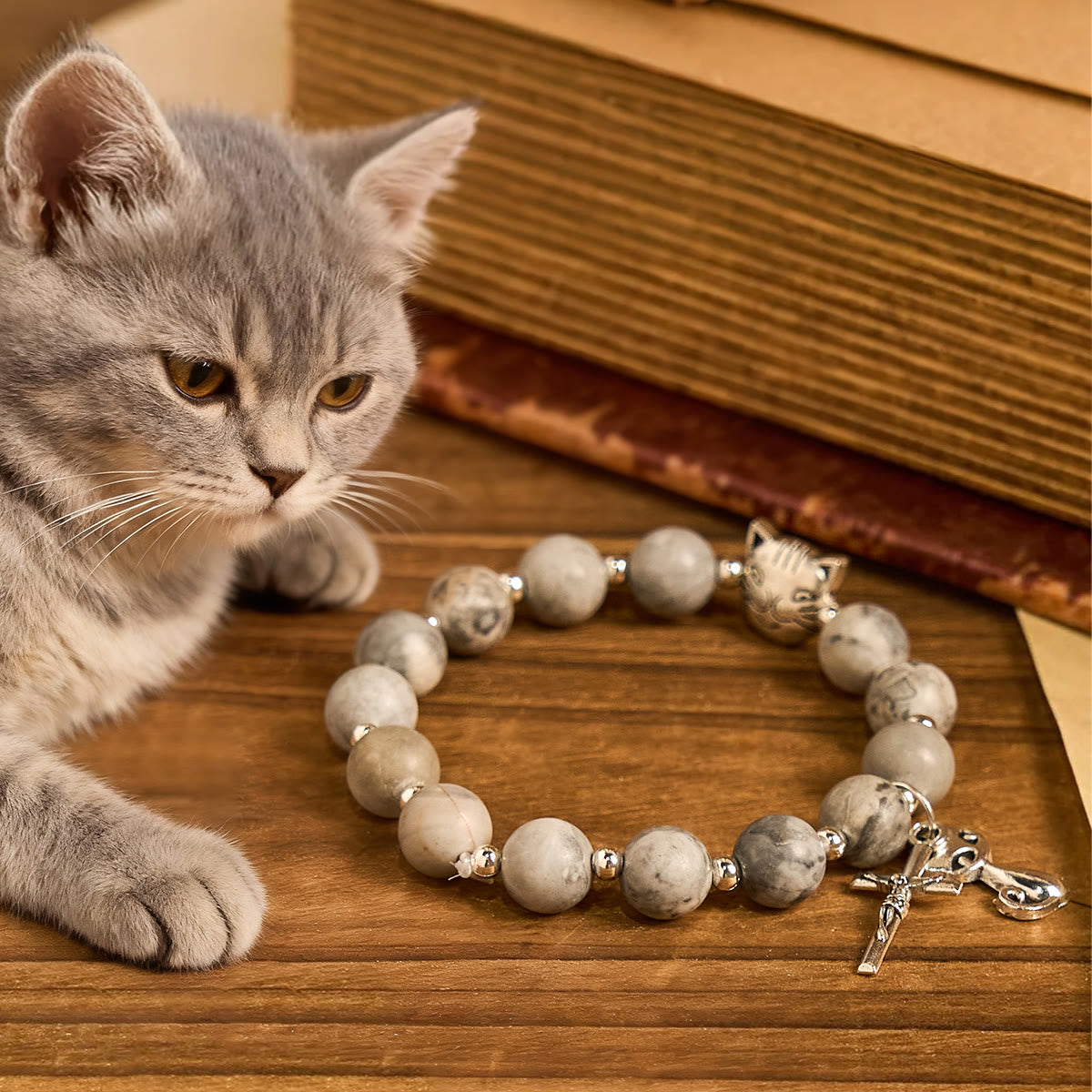 Pulsera con gato atigrado gris claro "Gentle Guardian"