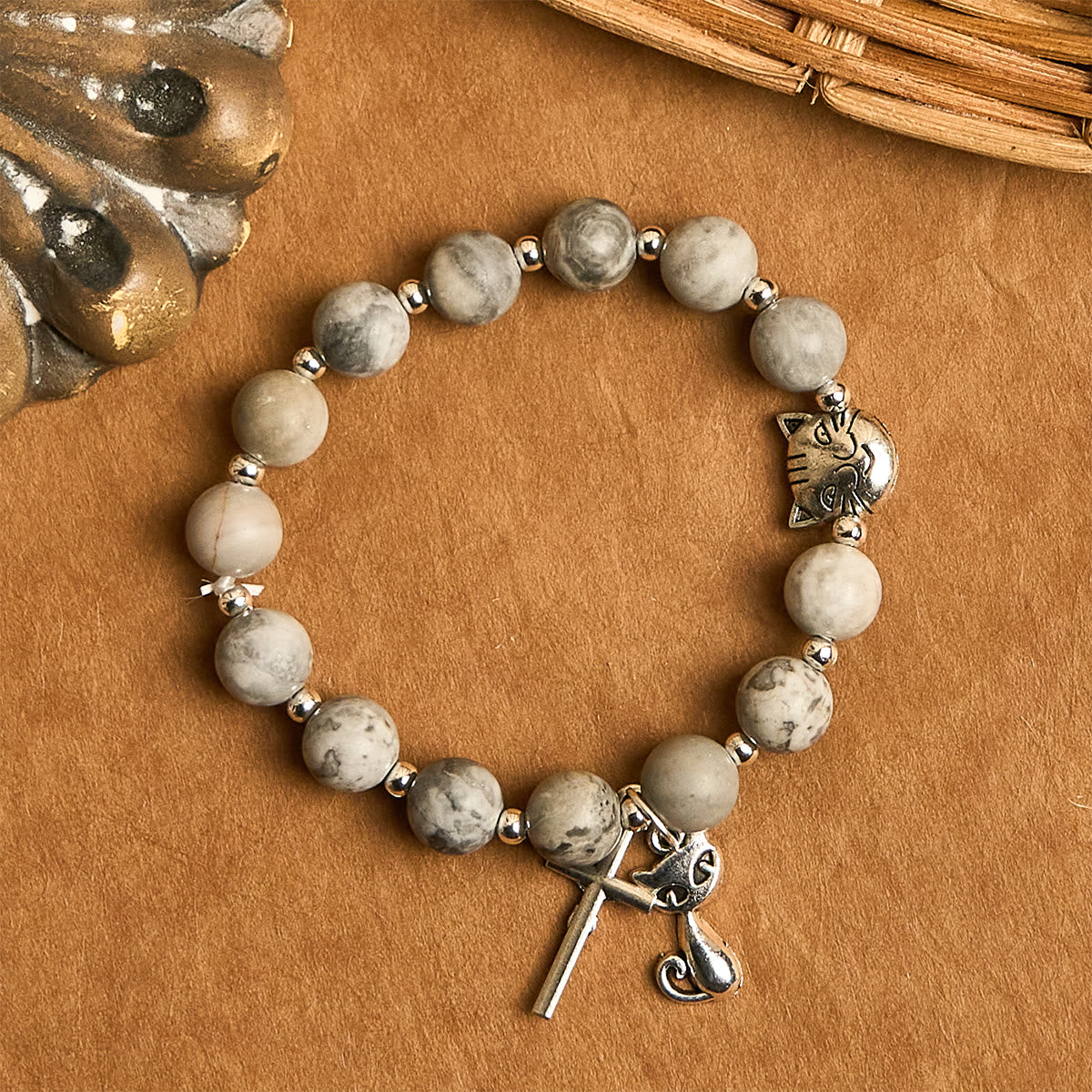Pulsera con gato atigrado gris claro "Gentle Guardian"