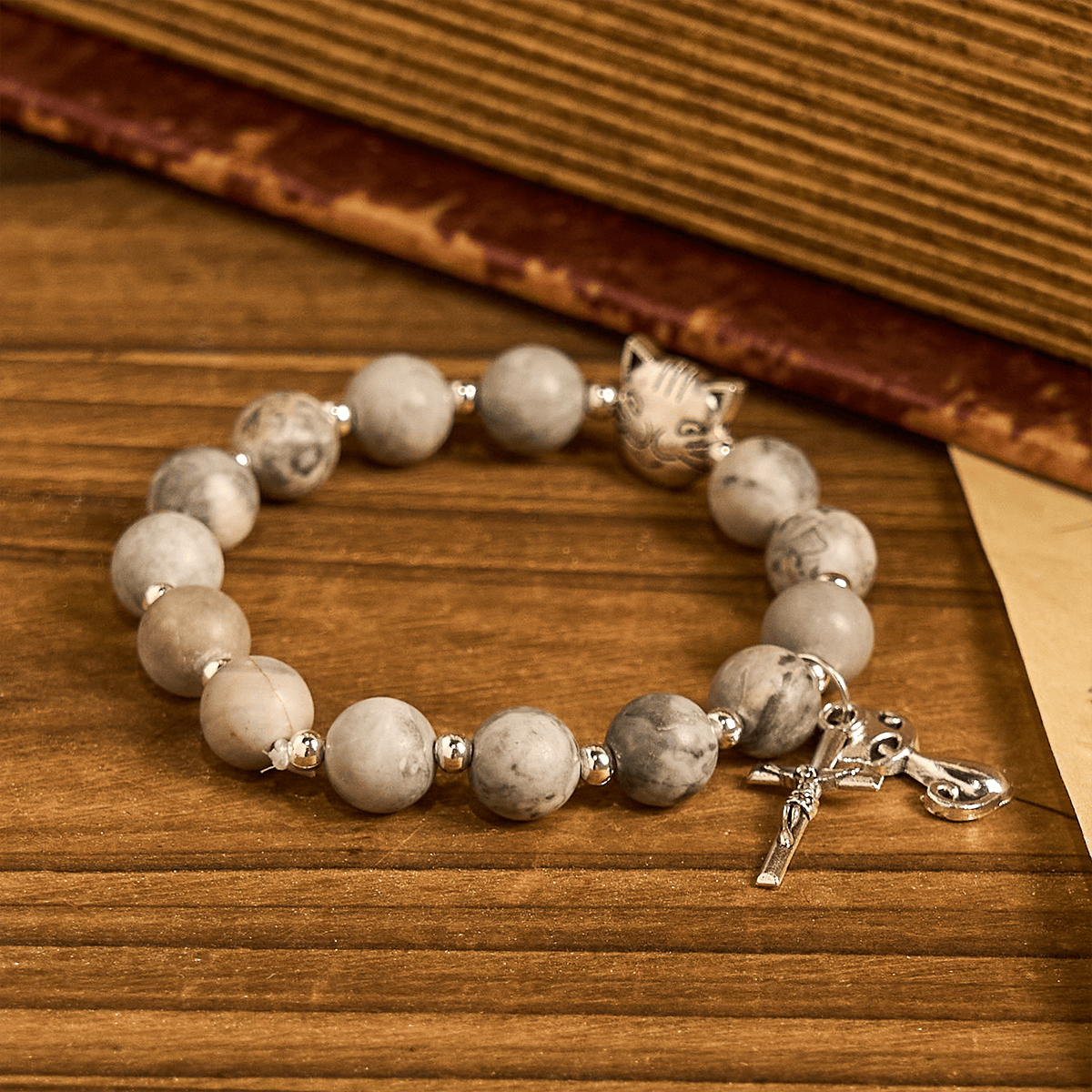 Pulsera con gato atigrado gris claro "Gentle Guardian"
