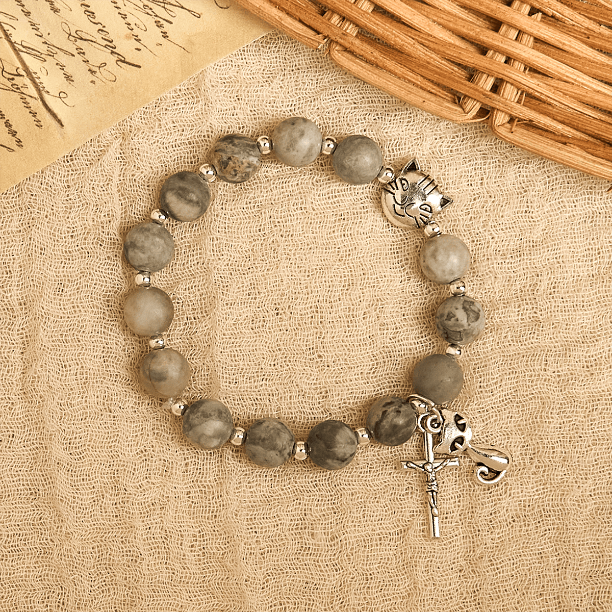 Pulsera con gato atigrado gris claro "Gentle Guardian"