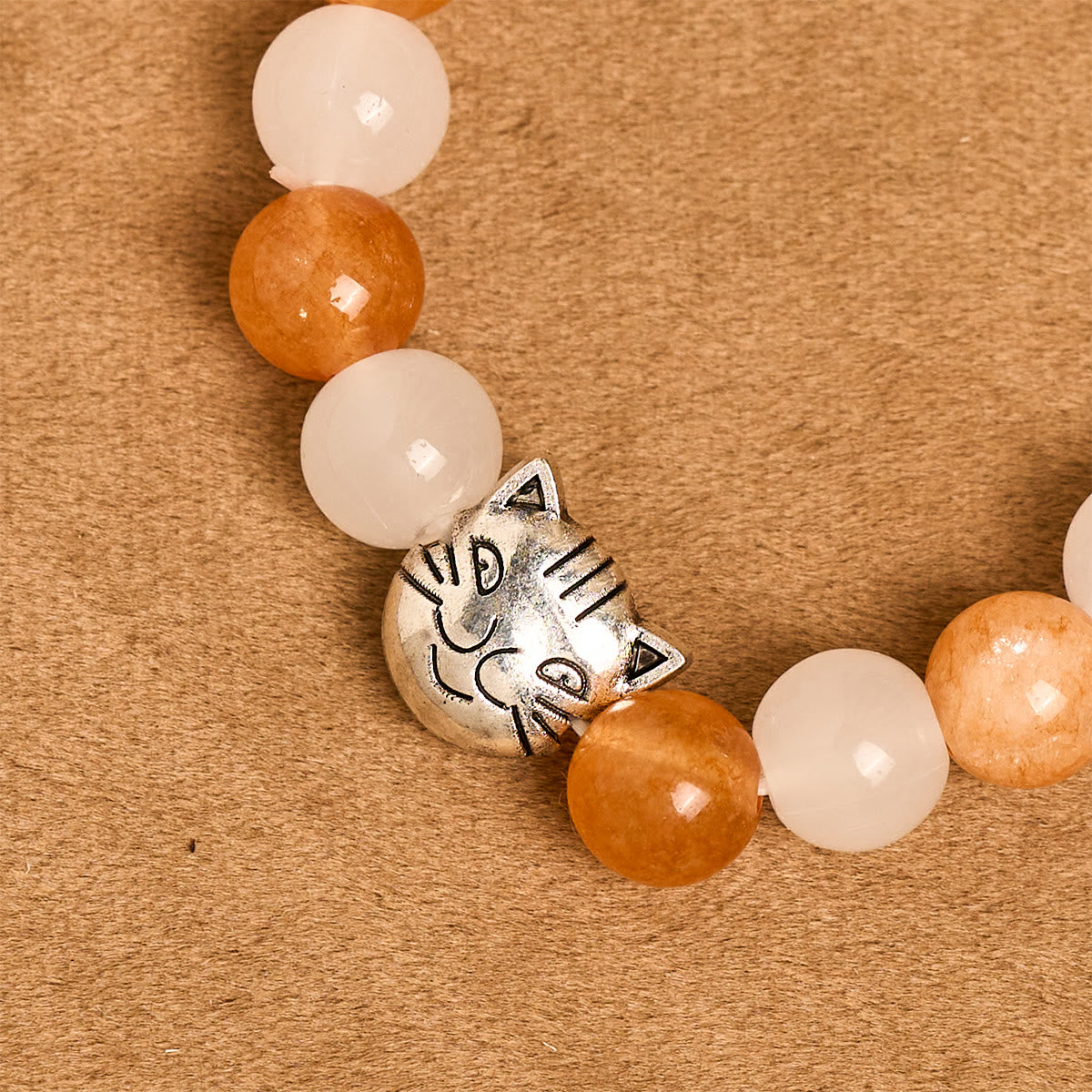Pulsera de Animal Atigrado Naranja de Cuarzo Naranja y Blanco con Abalorios de Acero Inoxidable con Cara de Gato