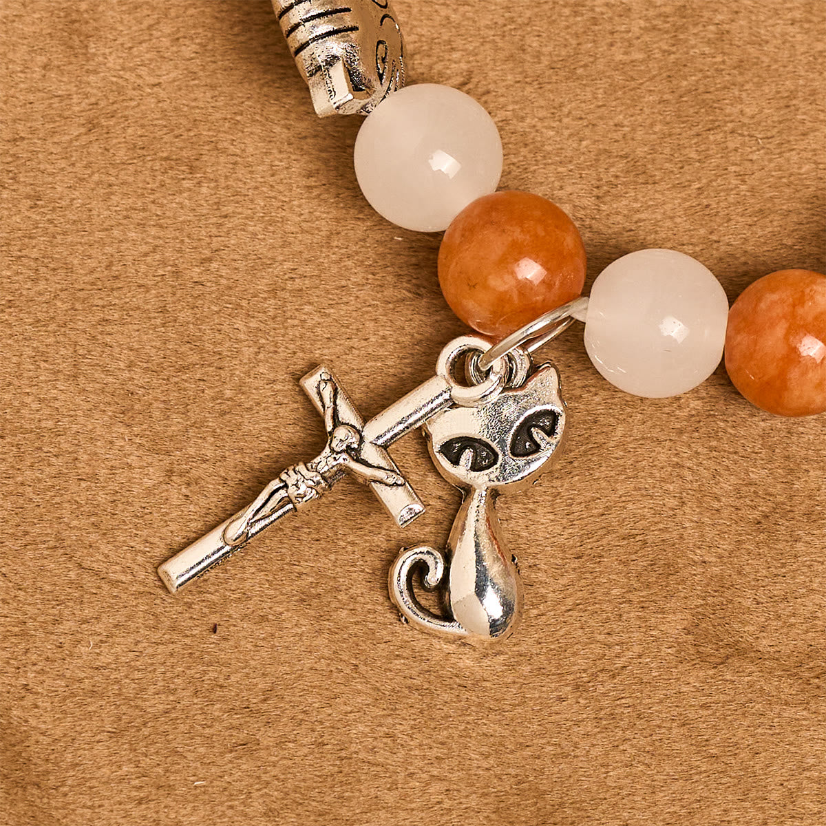 Pulsera de Animal Atigrado Naranja de Cuarzo Naranja y Blanco con Abalorios de Acero Inoxidable con Cara de Gato
