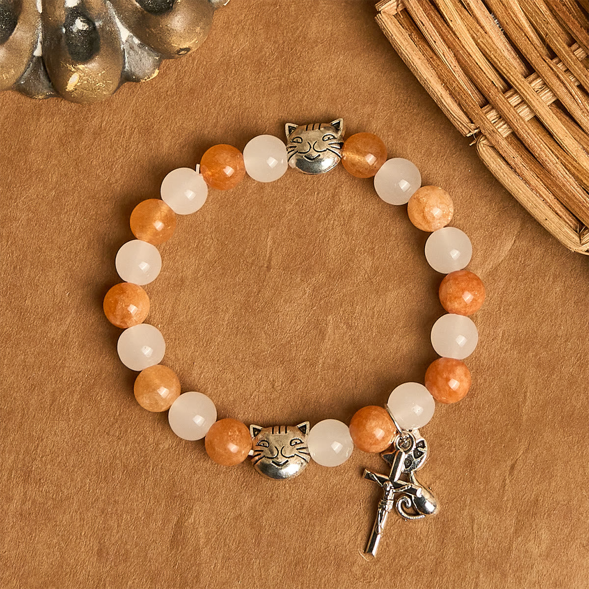 Pulsera de Animal Atigrado Naranja de Cuarzo Naranja y Blanco con Abalorios de Acero Inoxidable con Cara de Gato