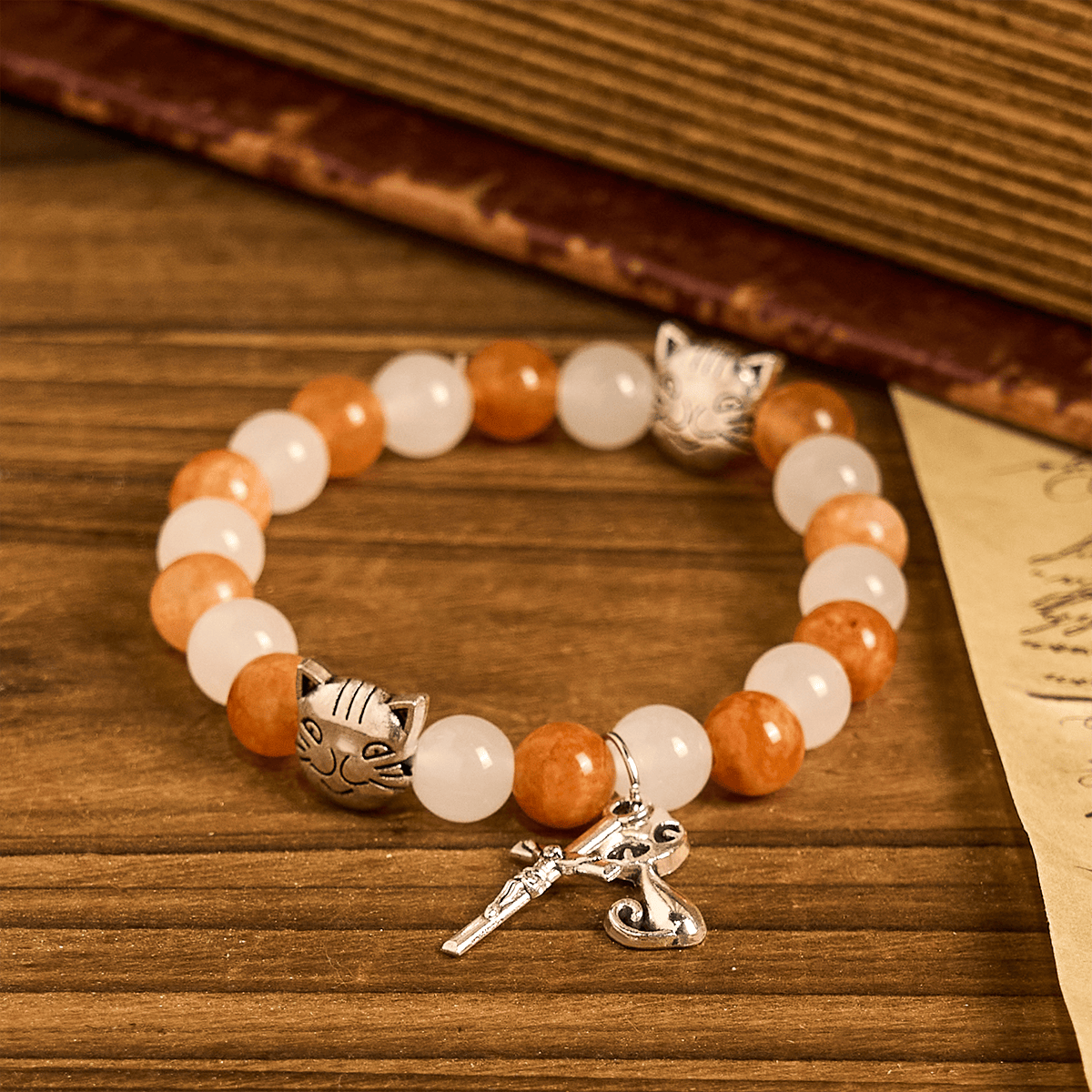 Pulsera de Animal Atigrado Naranja de Cuarzo Naranja y Blanco con Abalorios de Acero Inoxidable con Cara de Gato