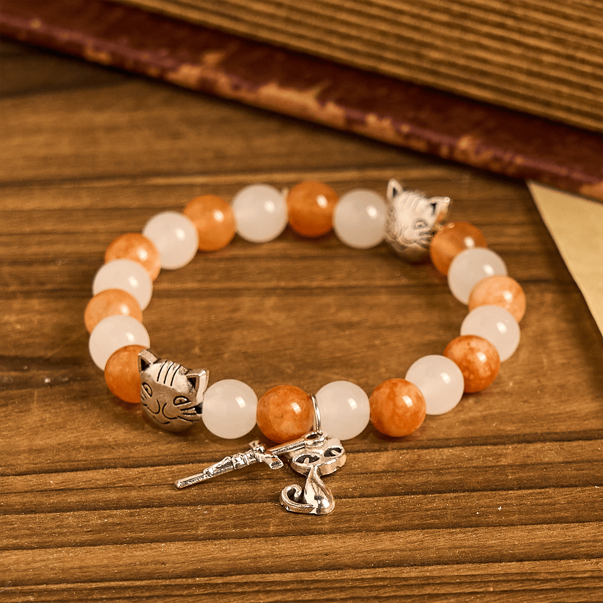 Pulsera de Animal Atigrado Naranja de Cuarzo Naranja y Blanco con Abalorios de Acero Inoxidable con Cara de Gato