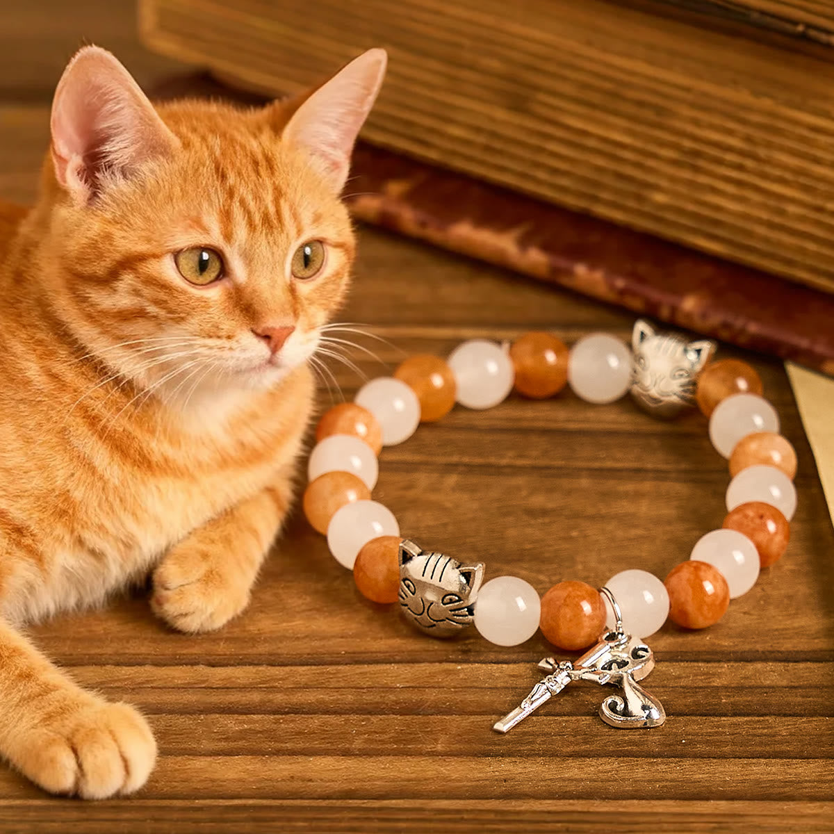 Pulsera de Animal Atigrado Naranja de Cuarzo Naranja y Blanco con Abalorios de Acero Inoxidable con Cara de Gato