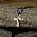 Collar de crucifijo de metal de doble tono con figura de Jesús: fusión de fe y arte