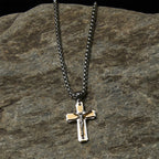 Collar de crucifijo de metal de doble tono con figura de Jesús: fusión de fe y arte