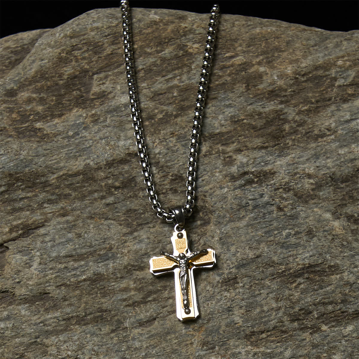 Collar de crucifijo de metal de doble tono con figura de Jesús: fusión de fe y arte