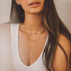 Collar y pendientes de cruz modernos "Crowned in Faith"