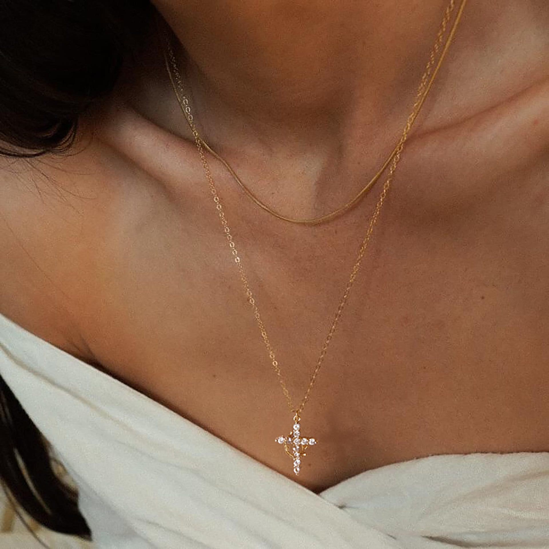 Collar y pendientes de cruz modernos "Crowned in Faith"